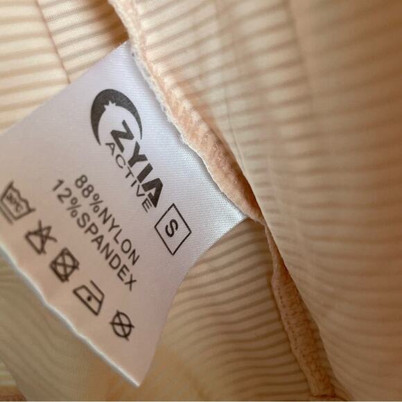 Zyia long sleeve active light weight peach striped textured fabric open back - Picture 4 of 7